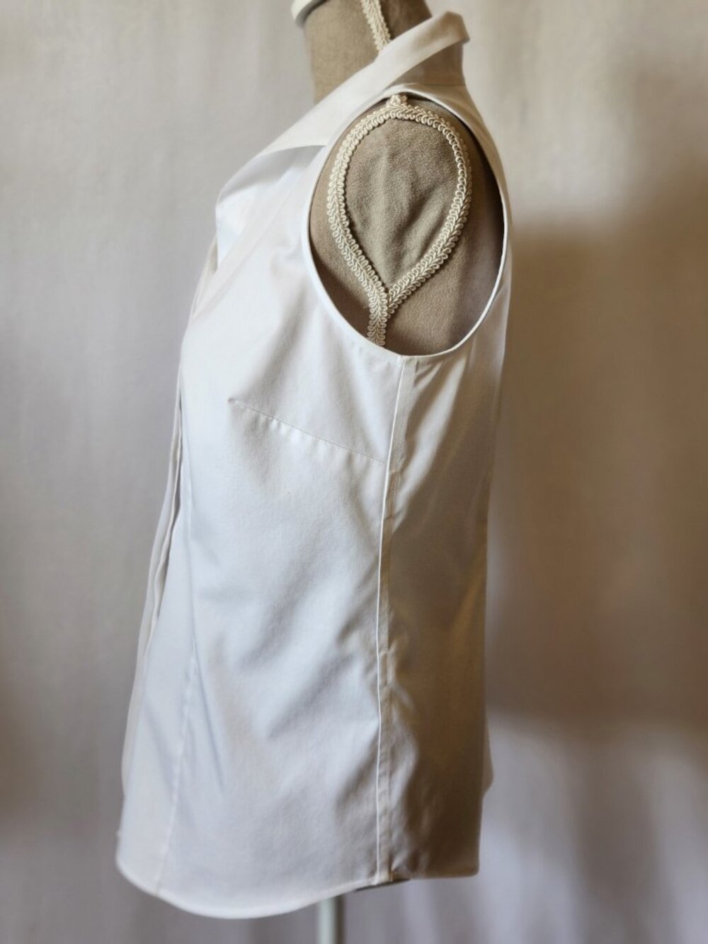 Chico's Women Size 0/4 White Sleeveless Non Iron Collared Button Down Cotton Top - Picture 9 of 13